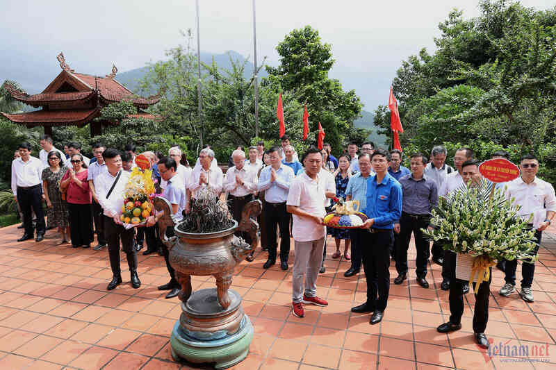 Đoàn cán bộ Bộ TT&TT dâng hương tại Đền thờ Bác Hồ ở khu di tích ATK Định Hoá