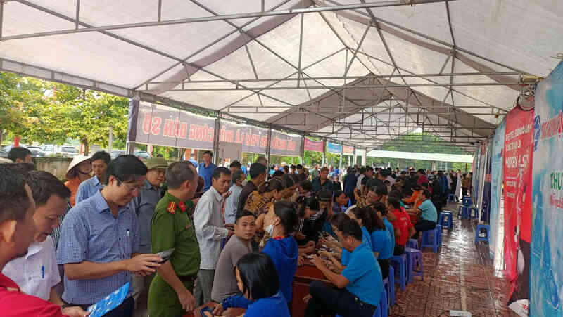 Hàng nghìn người dân huyện miền núi tham gia ngày hội chuyển đổi số
