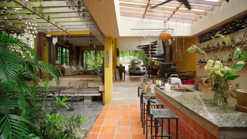 Căn nhà 360m2 hiếm khi phải dùng điều hoà, có đến 3 khu vườn xanh mướt cây như rừng nhiệt đới