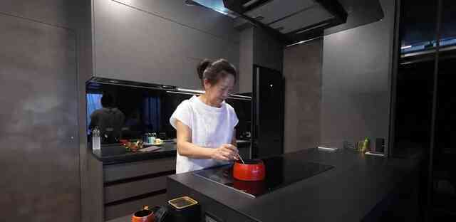 Con trai bán Lamborghini, bỏ gần 9 tỷ mua nhà “sang xịn” cho mẹ dưỡng già nhưng vì sao nhìn vào ai cũng “hốt hoảng”? - Ảnh 5. Con trai bán Lamborghini, bỏ gần 9 tỷ mua nhà “sang xịn” cho mẹ dưỡng già nhưng vì sao nhìn vào ai cũng “hốt hoảng”? - Ảnh 5.