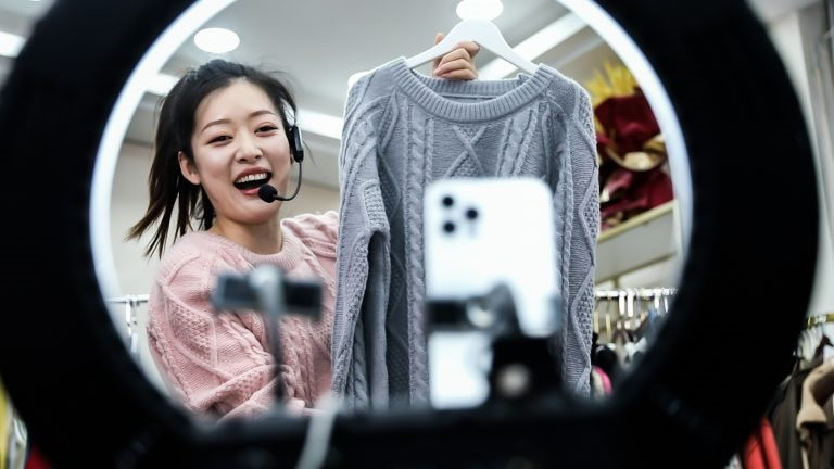 Thế lực mới chuẩn bị cướp "nồi cơm" của người livestream bán hàng - Ảnh 2. Thế lực mới chuẩn bị cướp "nồi cơm" của người livestream bán hàng - Ảnh 2.