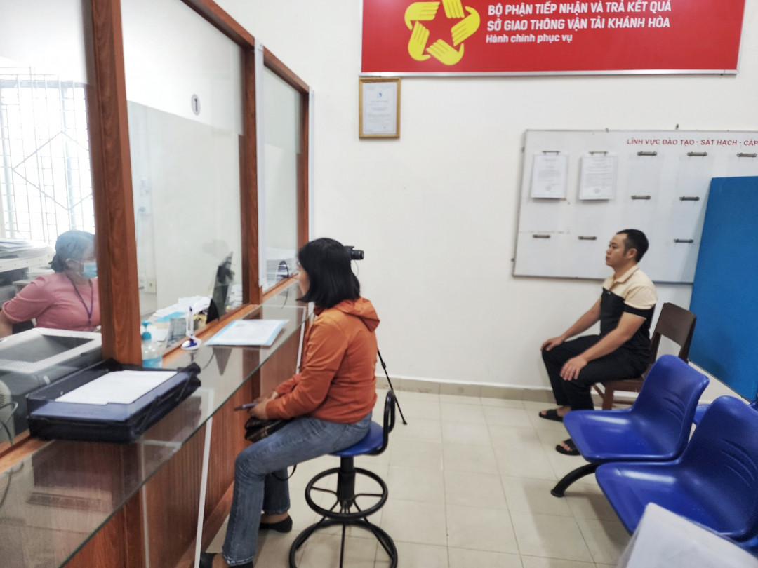Đổi giấy phép lái xe ô tô trực tuyến: Người dân chưa mặn mà