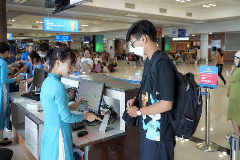 Dùng tài khoản VNeID làm thủ tục đi máy bay: Lưu ý từ Cảng Hàng không mà hành khách cần nắm rõ!