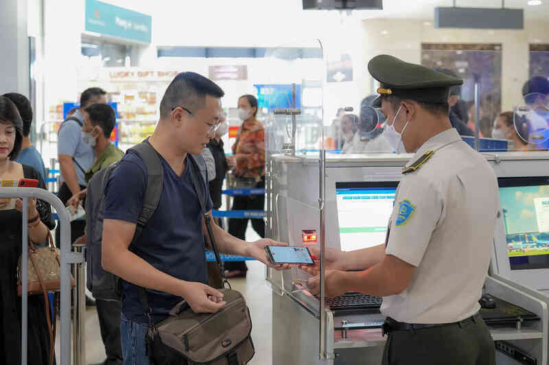 Dùng tài khoản VNeID làm thủ tục đi máy bay: Lưu ý từ Cảng Hàng không mà hành khách cần nắm rõ! - Ảnh 2. Dùng tài khoản VNeID làm thủ tục đi máy bay: Lưu ý từ Cảng Hàng không mà hành khách cần nắm rõ! - Ảnh 2.