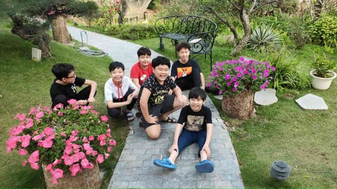 Bên trong biệt phủ tiền tỷ của Xuân Bắc: Không gian sống an yên, chiếm "spotlight" là sân vườn quanh năm hoa trái sai trĩu mọc - Ảnh 4. Bên trong biệt phủ tiền tỷ của Xuân Bắc: Không gian sống an yên, chiếm "spotlight" là sân vườn quanh năm hoa trái sai trĩu mọc - Ảnh 4.