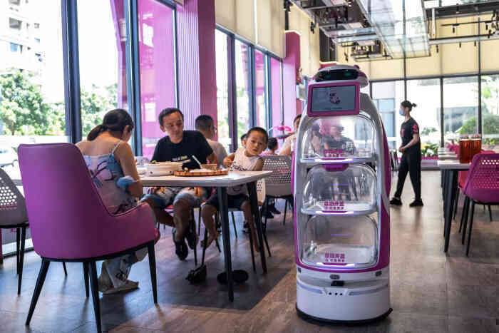 "Binh đoàn" robot đến từ quốc gia tỷ dân khuynh đảo khắp các nhà hàng: Hàn Quốc thừa nhận chống trả bất lực - Ảnh 3. "Binh đoàn" robot đến từ quốc gia tỷ dân khuynh đảo khắp các nhà hàng: Hàn Quốc thừa nhận chống trả bất lực - Ảnh 3.