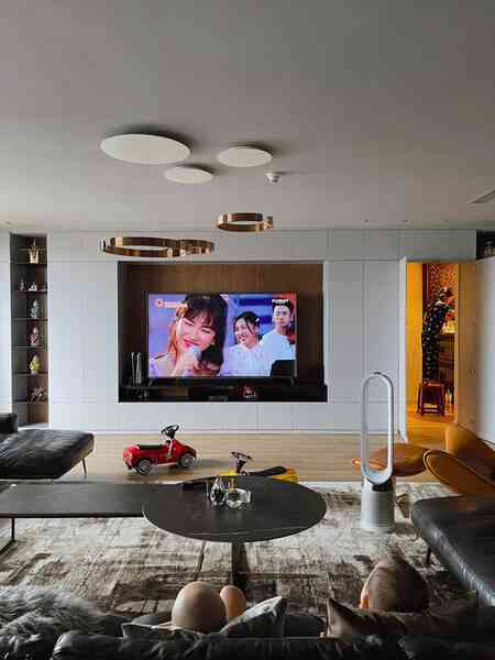 Căn penthouse của MC Thành Trung và vợ cựu tiếp viên hàng không: Rộng 260m2, nội thất sang xịn chuẩn đẳng cấp - Ảnh 9. Căn penthouse của MC Thành Trung và vợ cựu tiếp viên hàng không: Rộng 260m2, nội thất sang xịn chuẩn đẳng cấp - Ảnh 9.
