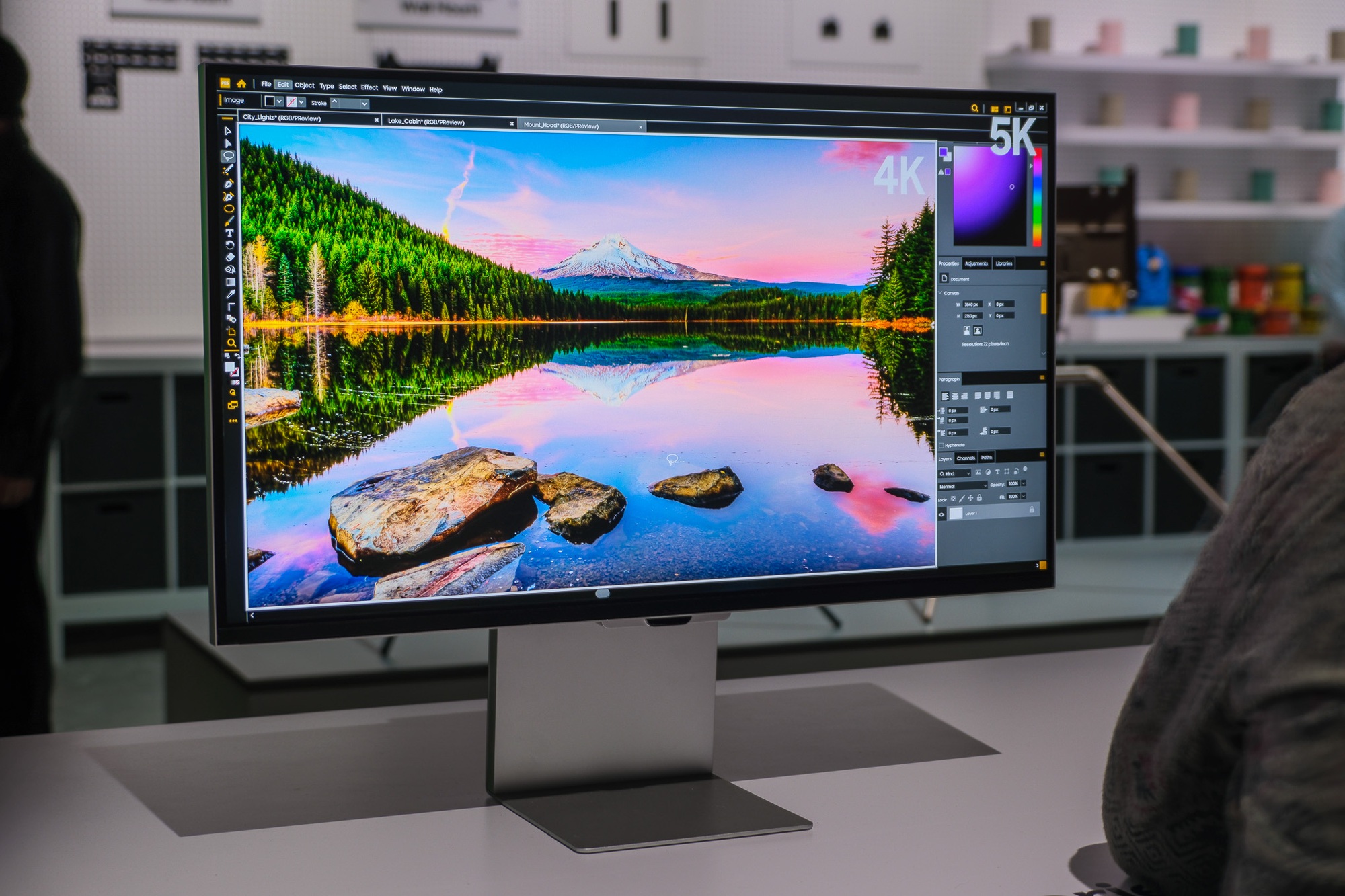 Không bắt người dùng "mua bia kèm lạc", đây là cách Samsung ViewFinity S9 đánh bại đối thủ từ Apple