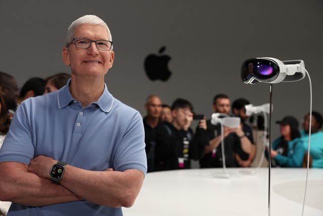 Tuyên bố dùng kính Apple Vision Pro mỗi ngày, CEO Tim Cook bị người dùng nghi "chém gió" vì không làm một điều sau