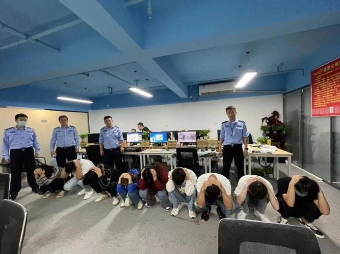 Liên tiếp chuyển khoản số tiền lớn, vô tình trở thành đồng phạm lừa đảo, cô gái giúp công an tóm 1.200 nghi phạm