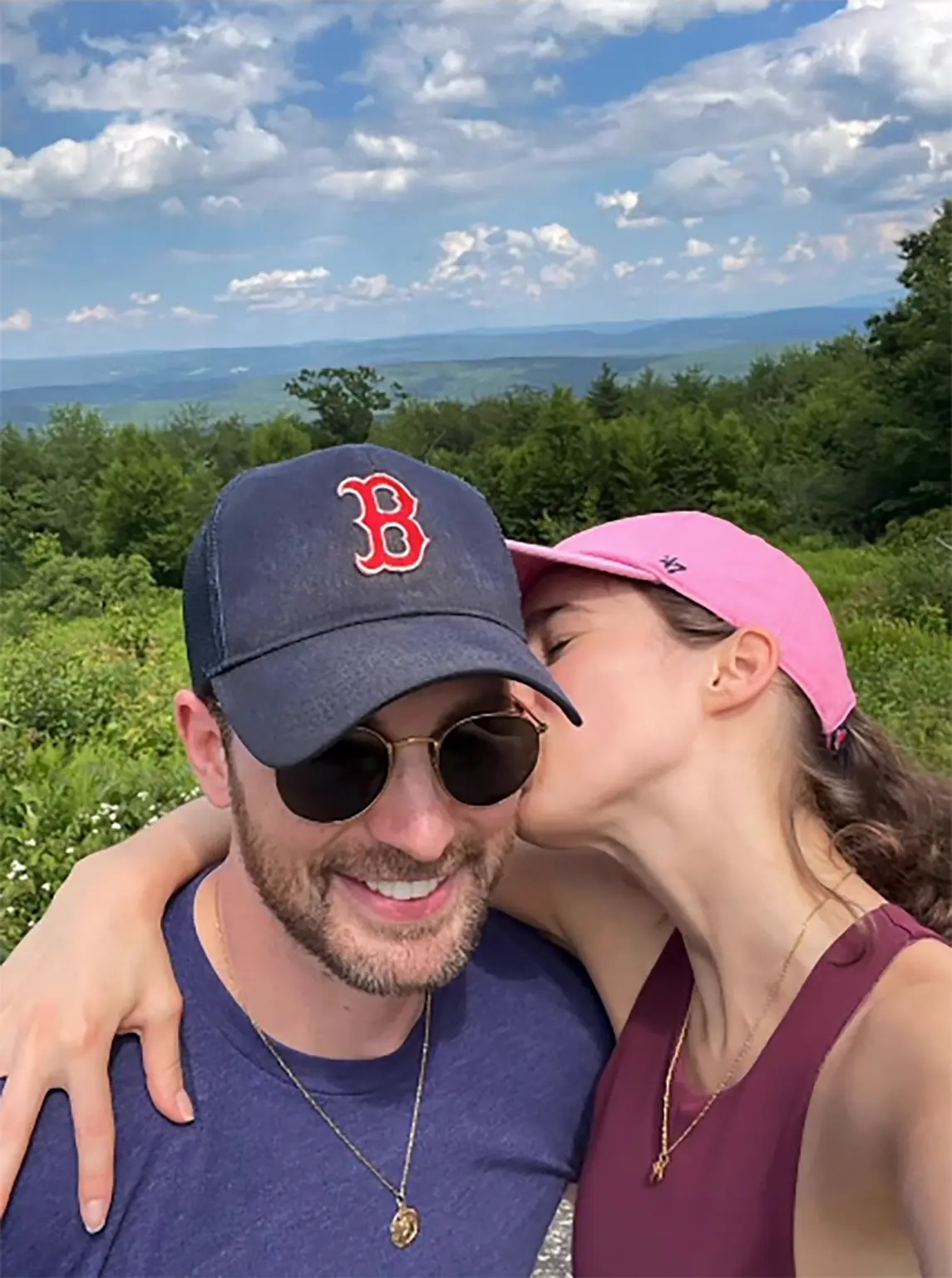 "Đội trưởng Mỹ" Chris Evans và bạn gái kém 16 tuổi kết hôn sau 2 năm hẹn hò - Ảnh 2. "Đội trưởng Mỹ" Chris Evans và bạn gái kém 16 tuổi kết hôn sau 2 năm hẹn hò - Ảnh 2.