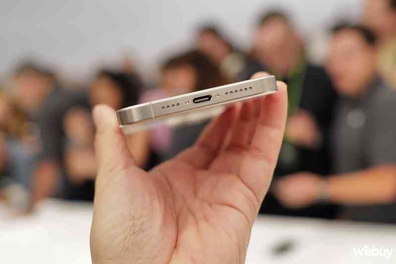 Đổi cổng USB-C cho iPhone 15, Apple gọi iPhone đời cũ là “mớ dây cáp lộn xộn”