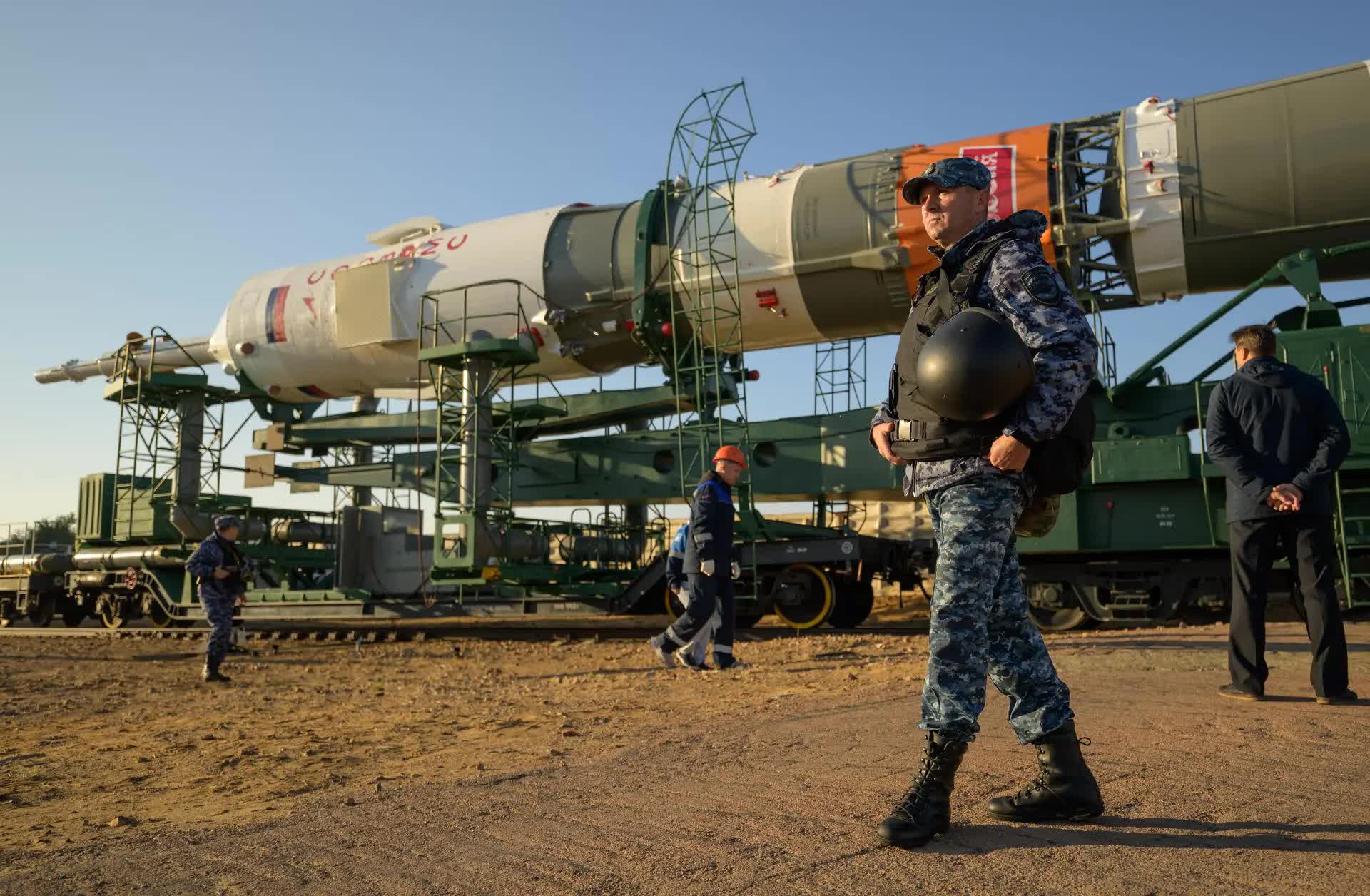 Bộ ảnh quyền lực: Nga nâng tên lửa Soyuz lên bệ, sắp có chuyến bay lịch sử - Ảnh 2. Bộ ảnh quyền lực: Nga nâng tên lửa Soyuz lên bệ, sắp có chuyến bay lịch sử - Ảnh 2.