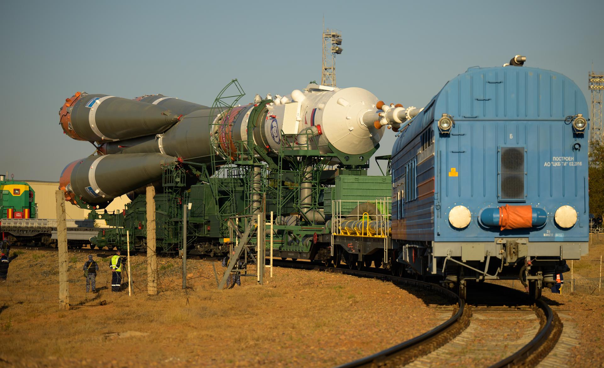 Bộ ảnh quyền lực: Nga nâng tên lửa Soyuz lên bệ, sắp có chuyến bay lịch sử - Ảnh 3. Bộ ảnh quyền lực: Nga nâng tên lửa Soyuz lên bệ, sắp có chuyến bay lịch sử - Ảnh 3.