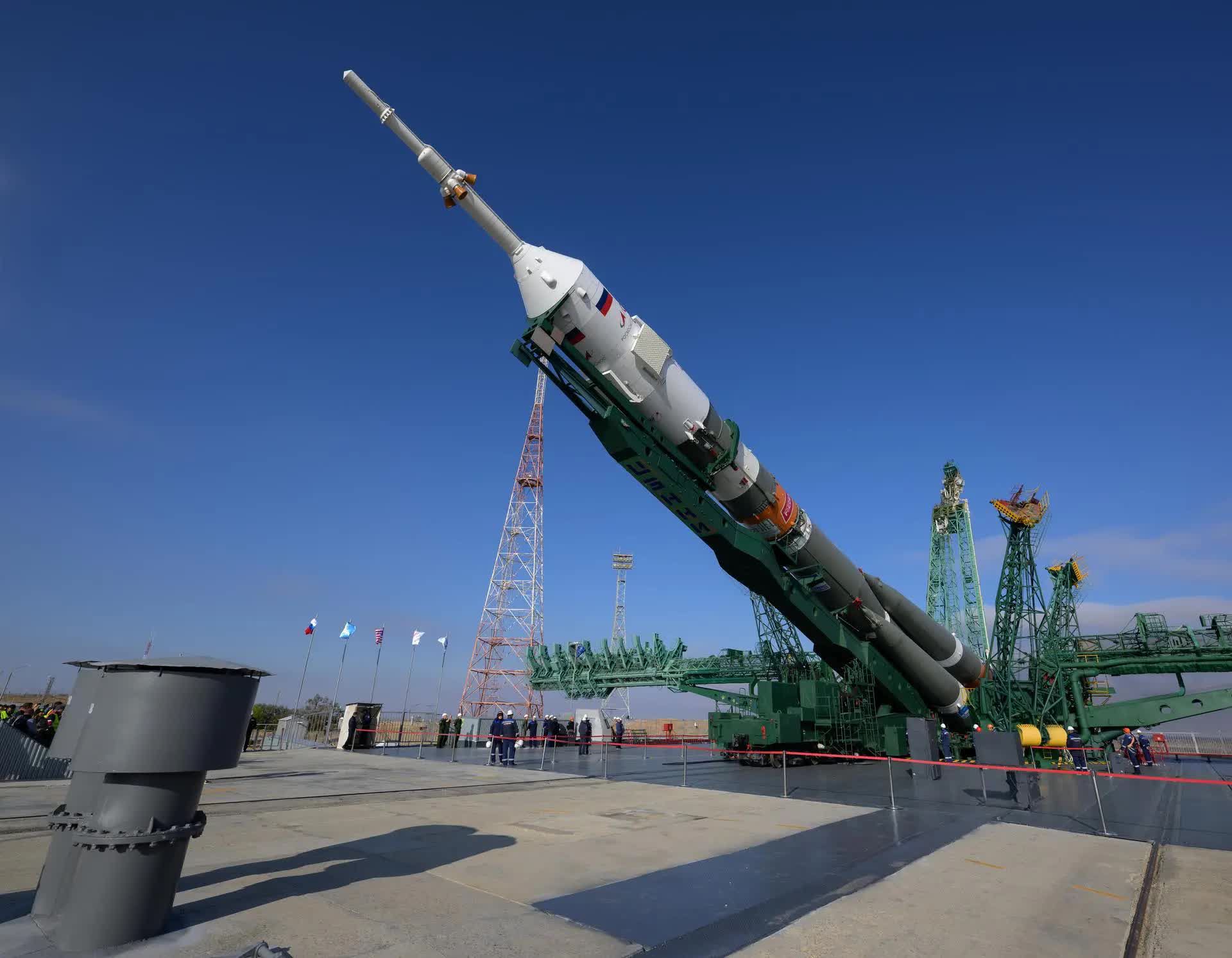 Bộ ảnh quyền lực: Nga nâng tên lửa Soyuz lên bệ, sắp có chuyến bay lịch sử - Ảnh 5. Bộ ảnh quyền lực: Nga nâng tên lửa Soyuz lên bệ, sắp có chuyến bay lịch sử - Ảnh 5.