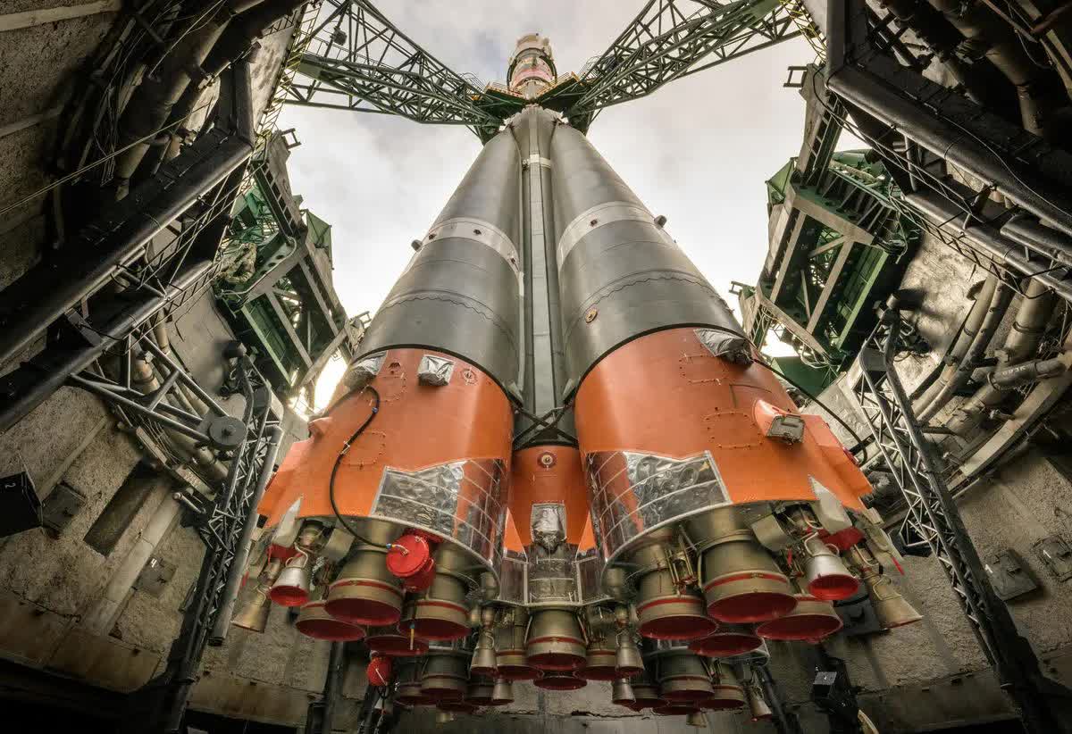 Bộ ảnh quyền lực: Nga nâng tên lửa Soyuz lên bệ, sắp có chuyến bay lịch sử - Ảnh 8. Bộ ảnh quyền lực: Nga nâng tên lửa Soyuz lên bệ, sắp có chuyến bay lịch sử - Ảnh 8.