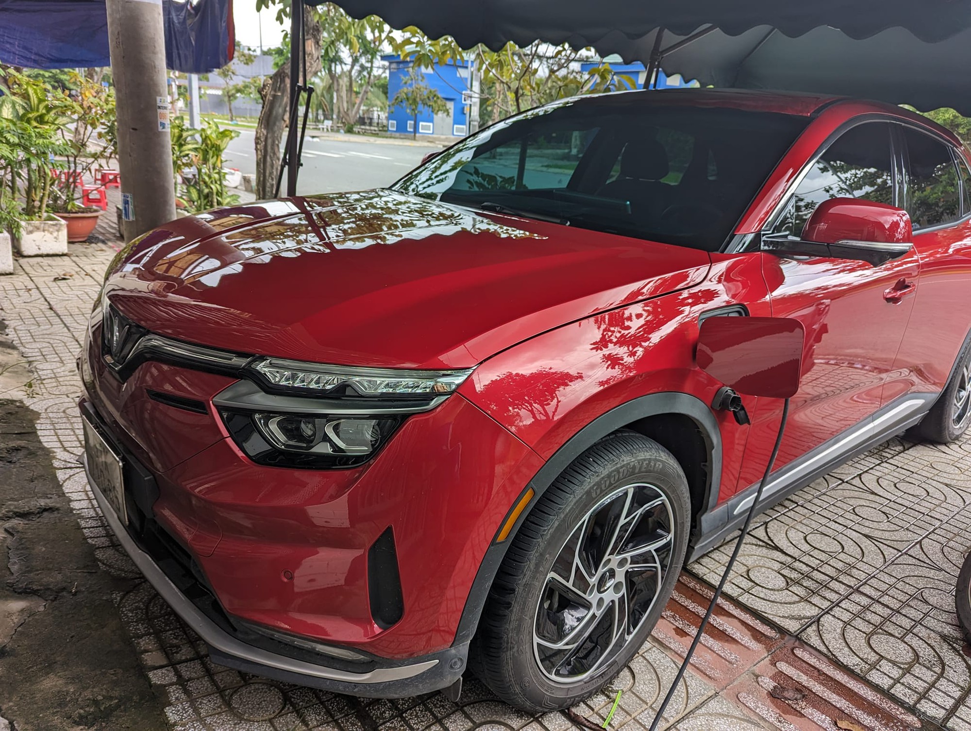 Chủ xe VinFast VF 8 tự làm sạc điện mặt trời: Mỗi ngày đi gần 40km, tiết kiệm 1,8 triệu/tháng tiền điện