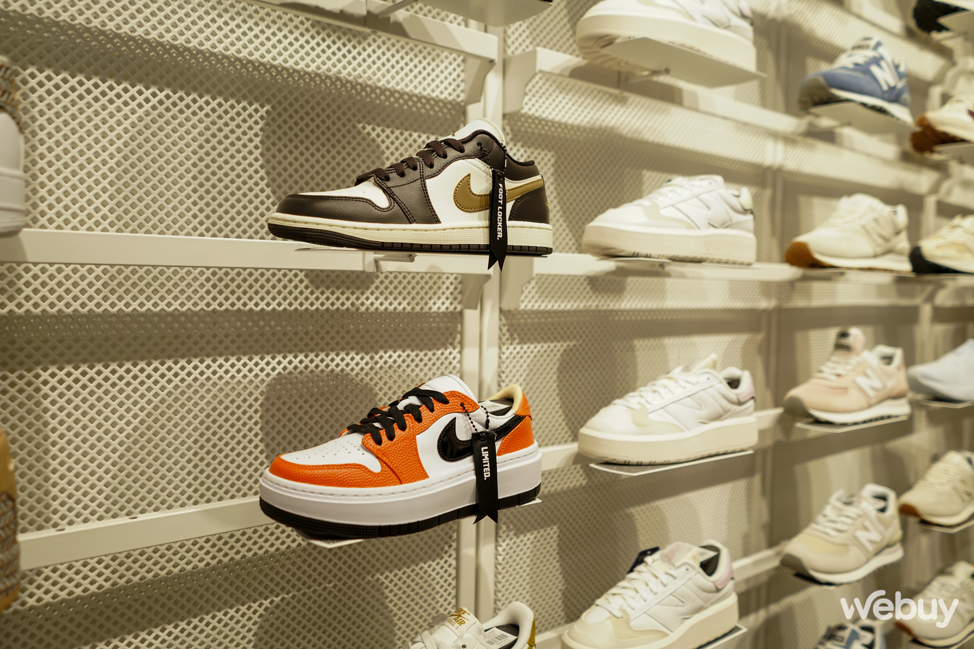 Foot Locker khai trương cửa hàng giày đầu tiên tại Việt Nam - Ảnh 3. Foot Locker khai trương cửa hàng giày đầu tiên tại Việt Nam - Ảnh 3.