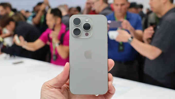 iPhone 15 Pro Max cháy hàng trên toàn cầu, Apple phải lùi ngày giao máy