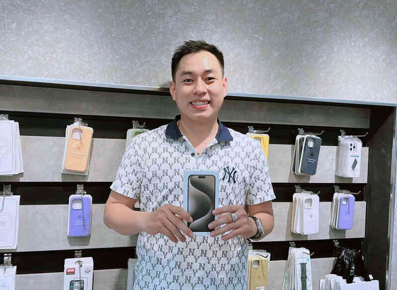 iPhone 15 Pro Max xách tay giá 70 triệu đồng tại TP.HCM