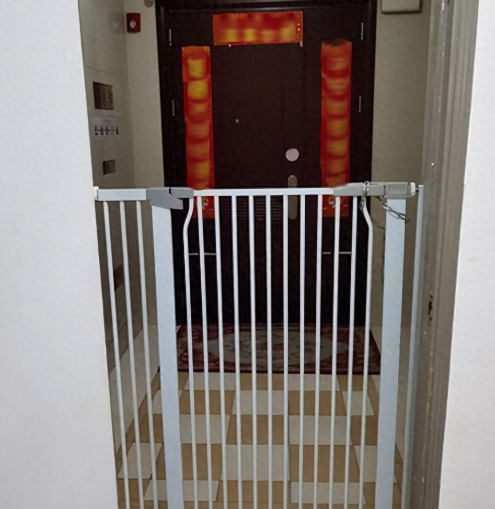 Hàng xóm dựng hàng rào vô lý chia đôi lối thang máy chung cư, người phụ nữ phá đổ nhận về bài học đắt giá
