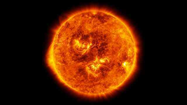 Bí ẩn vũ trụ: Tại sao không gian tối tăm và lạnh lẽo nhưng Mặt Trời lại sưởi ấm Trái Đất? - Ảnh 2.