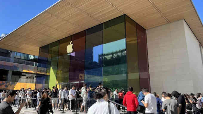 Người Trung Quốc đổ xô đi mua iPhone 15, giải thích lý do không chọn điện thoại Huawei: "Chẳng phải cái nào cũng được hay sao"?