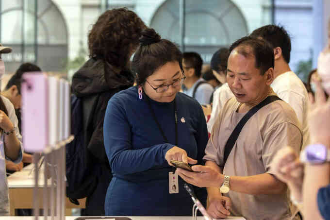 Người Trung Quốc đổ xô đi mua iPhone 15, giải thích lý do không chọn điện thoại Huawei: "Chẳng phải cái nào cũng được hay sao"? - Ảnh 3. Người Trung Quốc đổ xô đi mua iPhone 15, giải thích lý do không chọn điện thoại Huawei: "Chẳng phải cái nào cũng được hay sao"? - Ảnh 3.