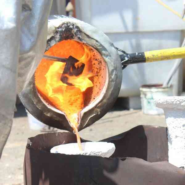 Tại sao khi kim loại nóng chảy, nồi nấu kim loại vẫn giữ được sự ổn định như ban đầu? - Ảnh 2.