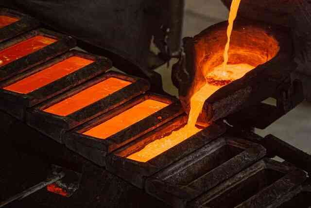 Tại sao khi kim loại nóng chảy, nồi nấu kim loại vẫn giữ được sự ổn định như ban đầu? - Ảnh 3.