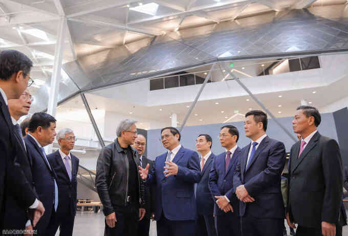Chuyện chưa kể về cuộc làm việc đặc biệt của Thủ tướng Phạm Minh Chính và cỗ "siêu" máy tính nặng 32kg
