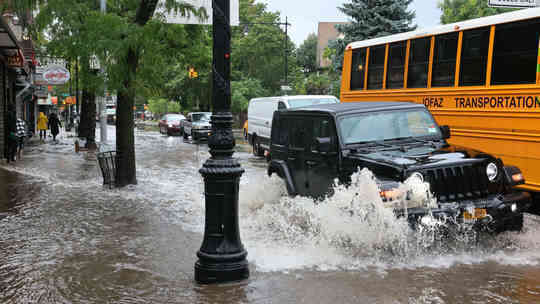 Mỹ ban bố tình trạng khẩn cấp vì ngập lụt nghiêm trọng ở New York - Ảnh 3.