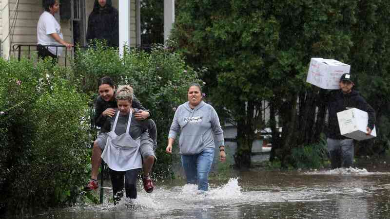 Mỹ ban bố tình trạng khẩn cấp vì ngập lụt nghiêm trọng ở New York - Ảnh 5.