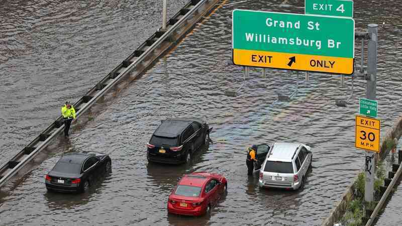 Mỹ ban bố tình trạng khẩn cấp vì ngập lụt nghiêm trọng ở New York - Ảnh 9.