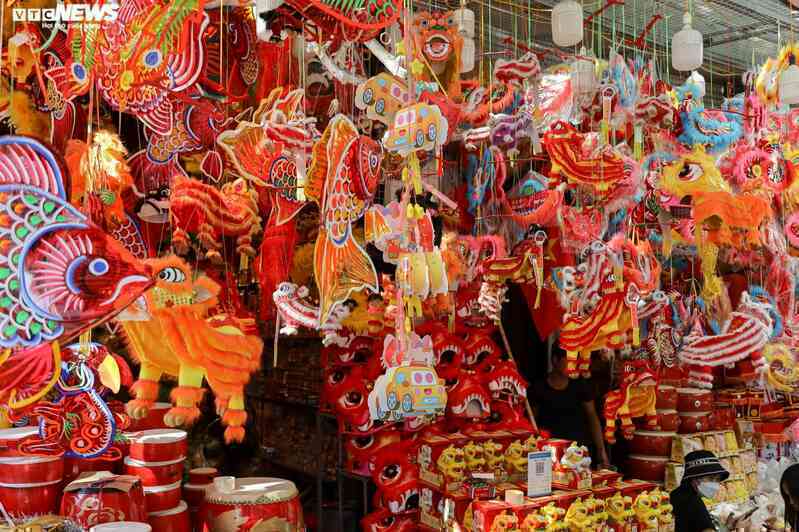 Khách ngày càng hoài niệm, đồ chơi Trung thu 'vang bóng một thời' lên ngôi - Ảnh 2. Khách ngày càng hoài niệm, đồ chơi Trung thu 'vang bóng một thời' lên ngôi - Ảnh 2.