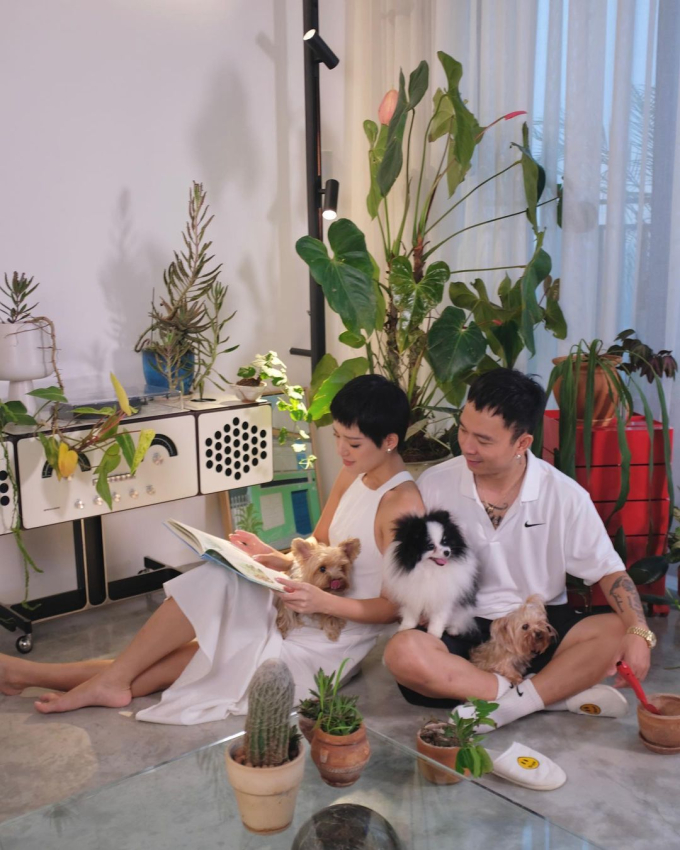 Bên trong căn duplex của Cô Em Trendy có gì: Ghế sofa gần 160 triệu, loa giống Jennie hơn 10.000 euro, nhìn đâu cũng thấy "mùi tiền"