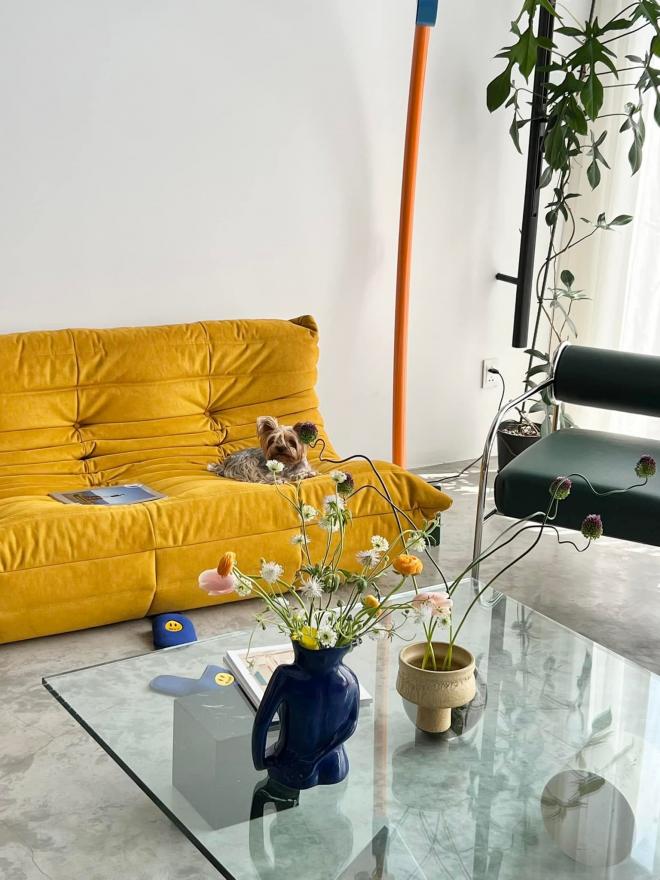Bên trong căn duplex của Cô Em Trendy có gì: Ghế sofa gần 160 triệu, loa giống Jennie hơn 10.000 euro, nhìn đâu cũng thấy "mùi tiền" - Ảnh 21. Bên trong căn duplex của Cô Em Trendy có gì: Ghế sofa gần 160 triệu, loa giống Jennie hơn 10.000 euro, nhìn đâu cũng thấy "mùi tiền" - Ảnh 21.
