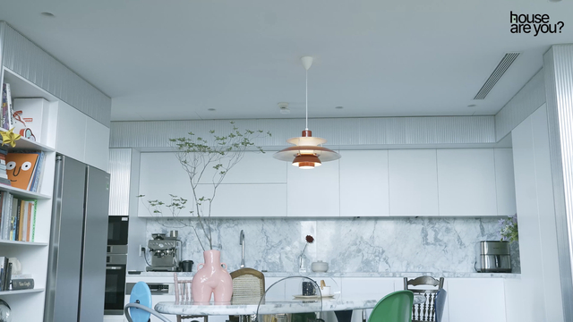 Bên trong căn duplex của Cô Em Trendy có gì: Ghế sofa gần 160 triệu, loa giống Jennie hơn 10.000 euro, nhìn đâu cũng thấy "mùi tiền" - Ảnh 5. Bên trong căn duplex của Cô Em Trendy có gì: Ghế sofa gần 160 triệu, loa giống Jennie hơn 10.000 euro, nhìn đâu cũng thấy "mùi tiền" - Ảnh 5.