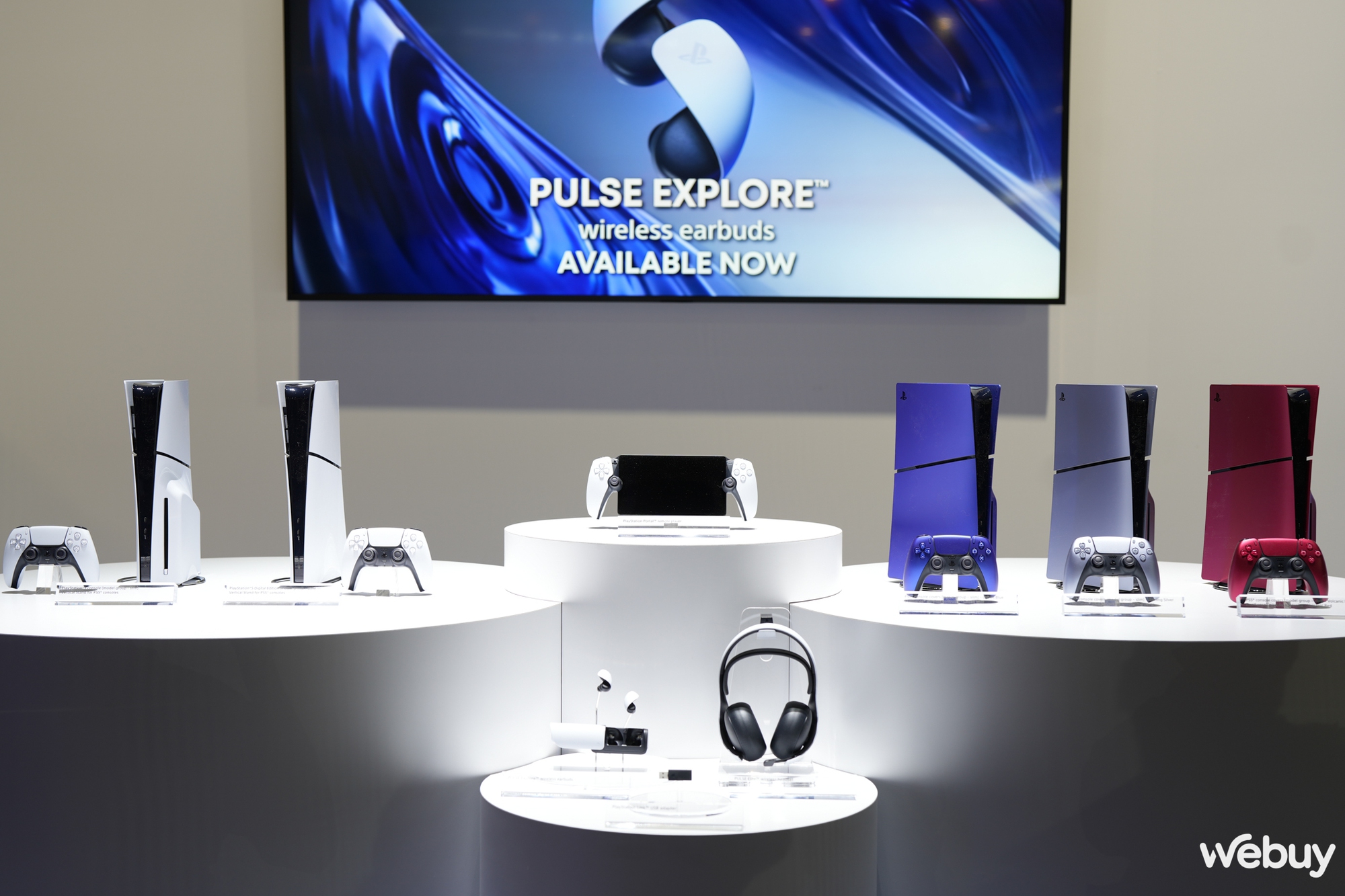 Sony mở quầy game tại CES 2024, trưng bày PS5 màu mới và tay chơi game độc đáo trông như đĩa bánh trôi