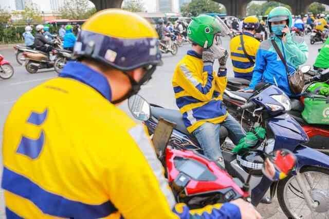 Tài xế xe công nghệ than trời vì giảm thu nhập, các hãng kẹt trong thế khó: “Ngưng ưu đãi là mất cả khách lẫn tài, tiêu chuẩn của người dùng Việt quá cao”