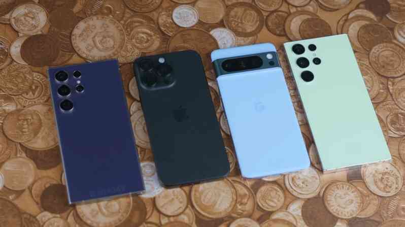 4 mẫu smartphone cao cấp được @XeeTechCare mang ra để so sánh về thời gian sử dụng pin. Từ trái qua phải: Galaxy S24 Ultra, iPhone 15 Pro Max, Pixel 8 Pro, Galaxy S23 Ultra (Ảnh chụp màn hình).