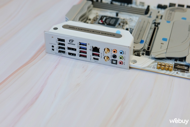 Trên tay Colorful iGame Z790D5 FLOW: mainboard màu trắng cho các cấu hình Intel cao cấp- Ảnh 12. Trên tay Colorful iGame Z790D5 FLOW: mainboard màu trắng cho các cấu hình Intel cao cấp- Ảnh 12.