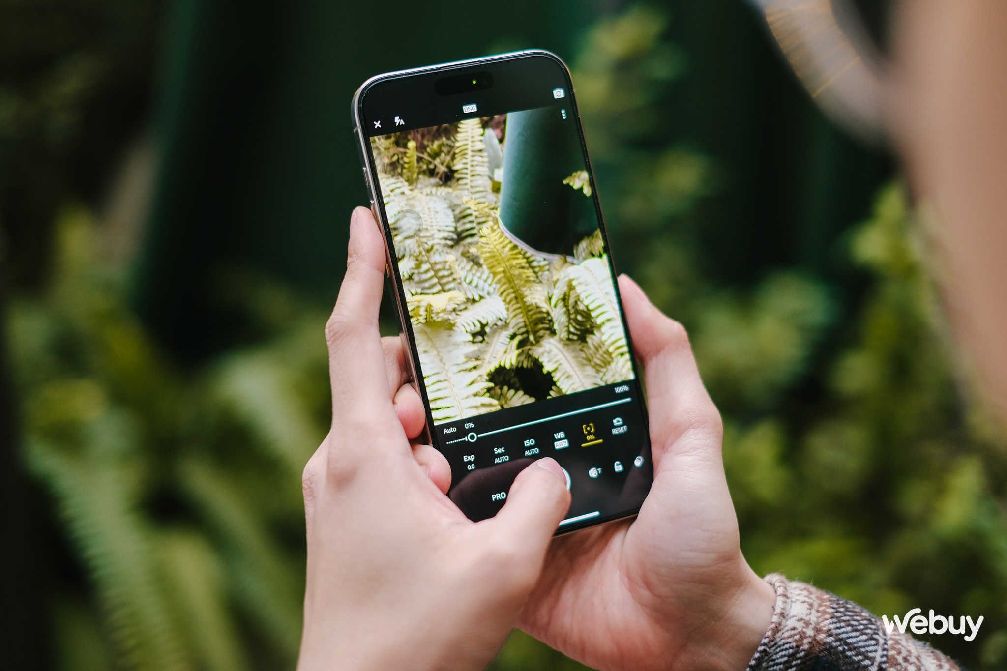 Đo dáng Galaxy S24 Ultra và iPhone 15 Pro Max: Cùng là Titan nhưng trông lạ quá- Ảnh 9. Đo dáng Galaxy S24 Ultra và iPhone 15 Pro Max: Cùng là Titan nhưng trông lạ quá- Ảnh 9.