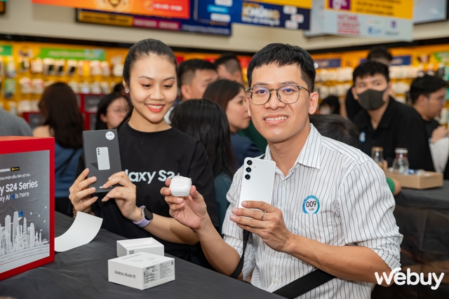 Galaxy S24 Series chính thức đến tay người dùng Việt, xác lập kỷ lục đặt hàng trước cao nhất trong 5 năm trở lại đây- Ảnh 11. Galaxy S24 Series chính thức đến tay người dùng Việt, xác lập kỷ lục đặt hàng trước cao nhất trong 5 năm trở lại đây- Ảnh 11.