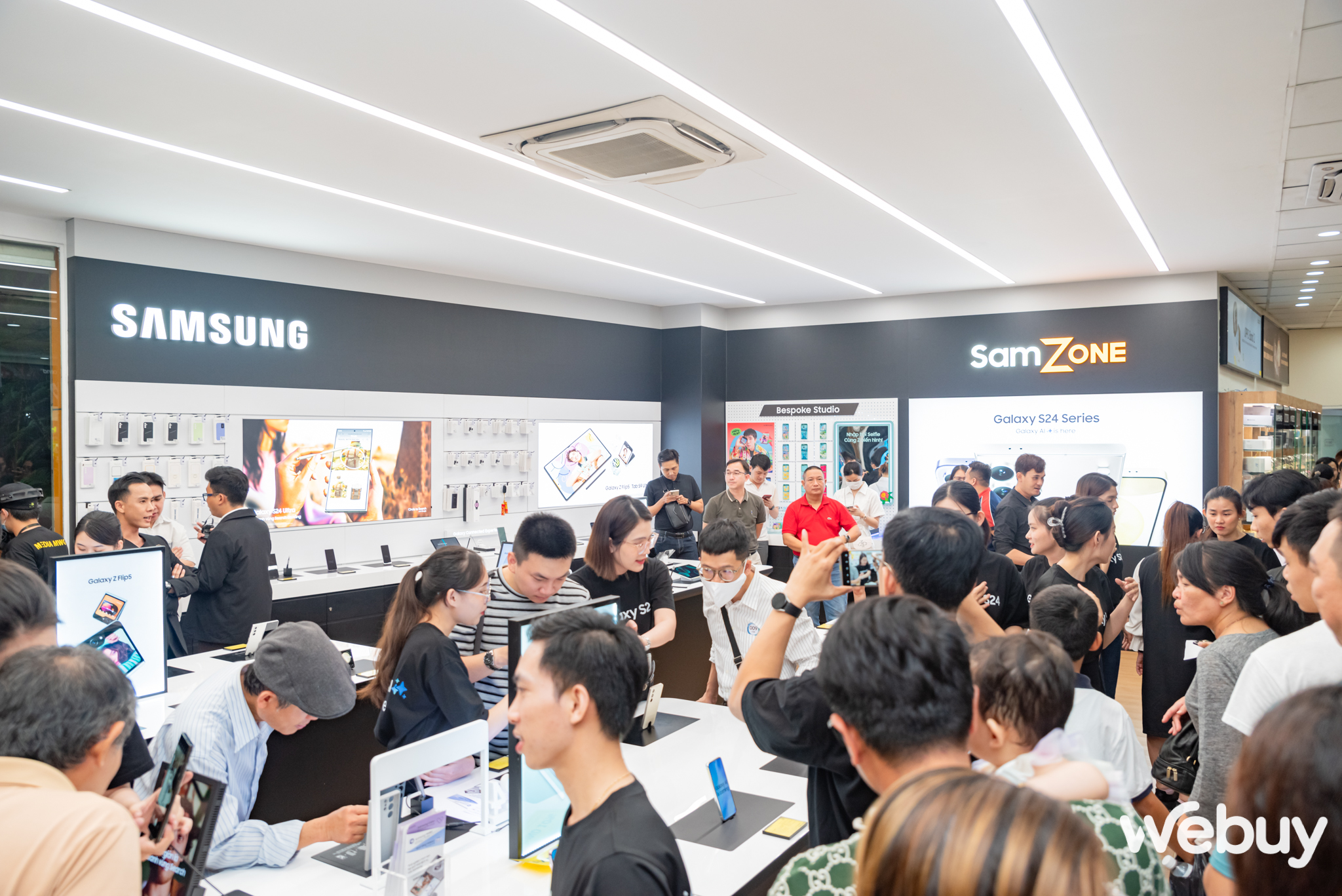 Galaxy S24 Series chính thức đến tay người dùng Việt, xác lập kỷ lục đặt hàng trước cao nhất trong 5 năm trở lại đây- Ảnh 13. Galaxy S24 Series chính thức đến tay người dùng Việt, xác lập kỷ lục đặt hàng trước cao nhất trong 5 năm trở lại đây- Ảnh 13.