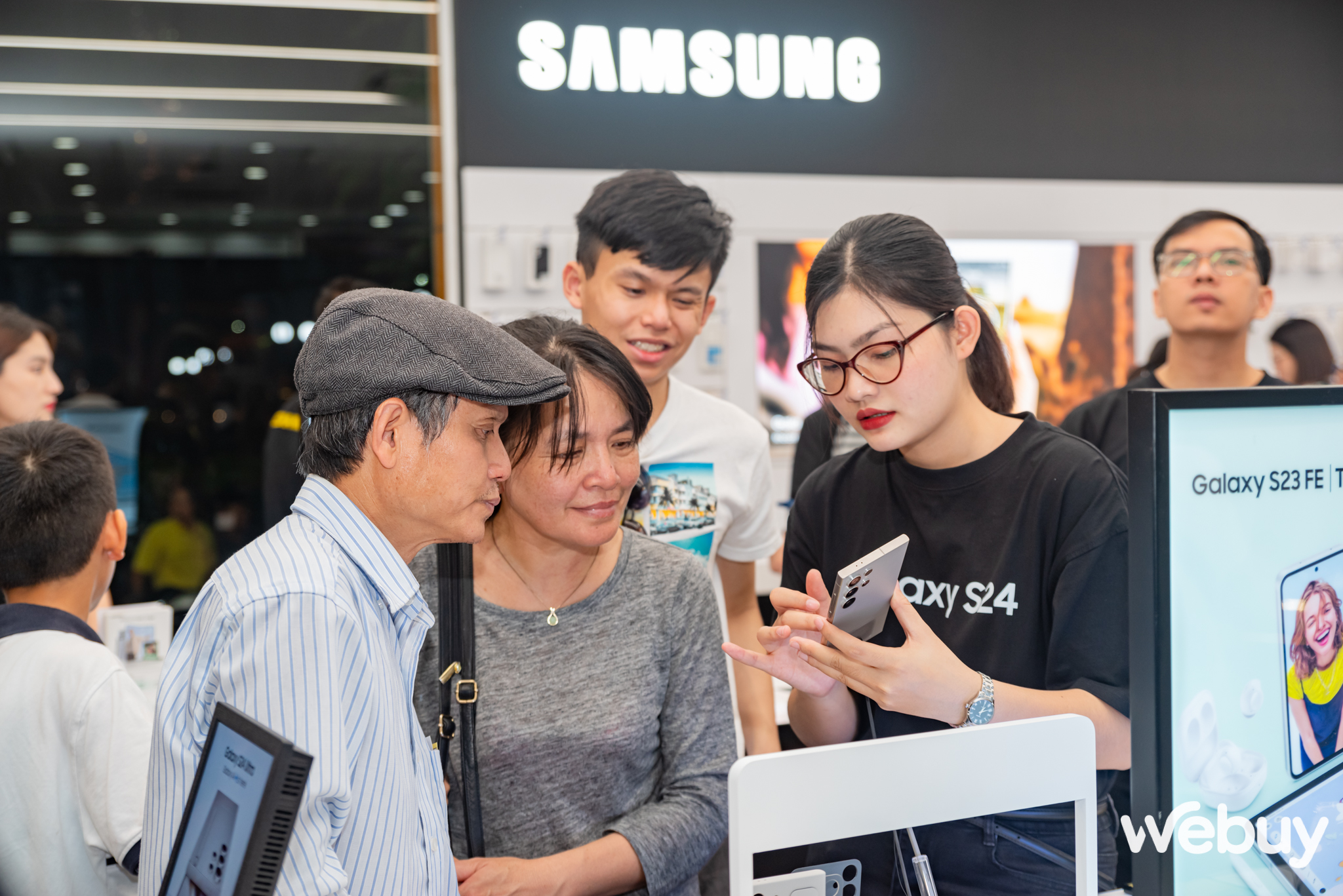 Galaxy S24 Series chính thức đến tay người dùng Việt, xác lập kỷ lục đặt hàng trước cao nhất trong 5 năm trở lại đây- Ảnh 15. Galaxy S24 Series chính thức đến tay người dùng Việt, xác lập kỷ lục đặt hàng trước cao nhất trong 5 năm trở lại đây- Ảnh 15.