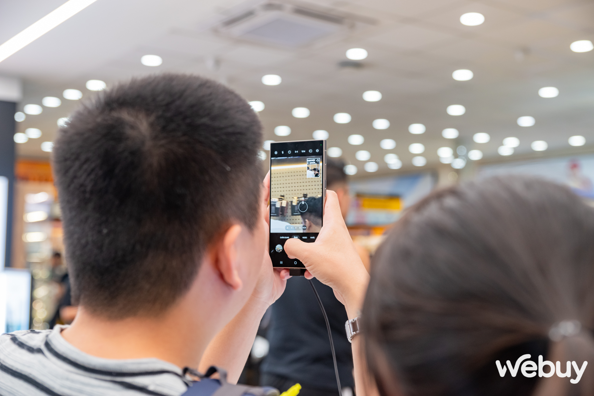 Galaxy S24 Series chính thức đến tay người dùng Việt, xác lập kỷ lục đặt hàng trước cao nhất trong 5 năm trở lại đây- Ảnh 5. Galaxy S24 Series chính thức đến tay người dùng Việt, xác lập kỷ lục đặt hàng trước cao nhất trong 5 năm trở lại đây- Ảnh 5.