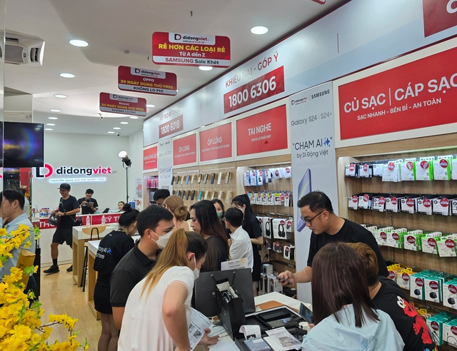 Galaxy S24 Series chính thức đến tay người dùng Việt, xác lập kỷ lục đặt hàng trước cao nhất trong 5 năm trở lại đây- Ảnh 7. Galaxy S24 Series chính thức đến tay người dùng Việt, xác lập kỷ lục đặt hàng trước cao nhất trong 5 năm trở lại đây- Ảnh 7.