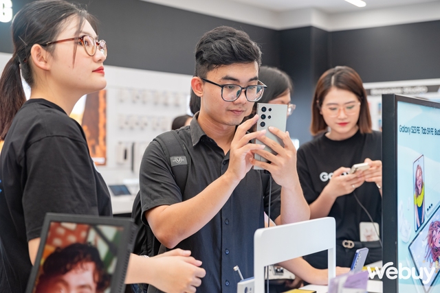 Galaxy S24 Series chính thức đến tay người dùng Việt, xác lập kỷ lục đặt hàng trước cao nhất trong 5 năm trở lại đây- Ảnh 8. Galaxy S24 Series chính thức đến tay người dùng Việt, xác lập kỷ lục đặt hàng trước cao nhất trong 5 năm trở lại đây- Ảnh 8.