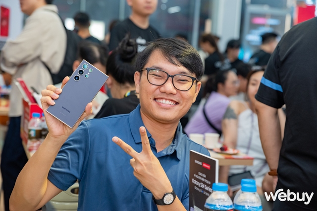 Galaxy S24 Series chính thức đến tay người dùng Việt, xác lập kỷ lục đặt hàng trước cao nhất trong 5 năm trở lại đây- Ảnh 10. Galaxy S24 Series chính thức đến tay người dùng Việt, xác lập kỷ lục đặt hàng trước cao nhất trong 5 năm trở lại đây- Ảnh 10.